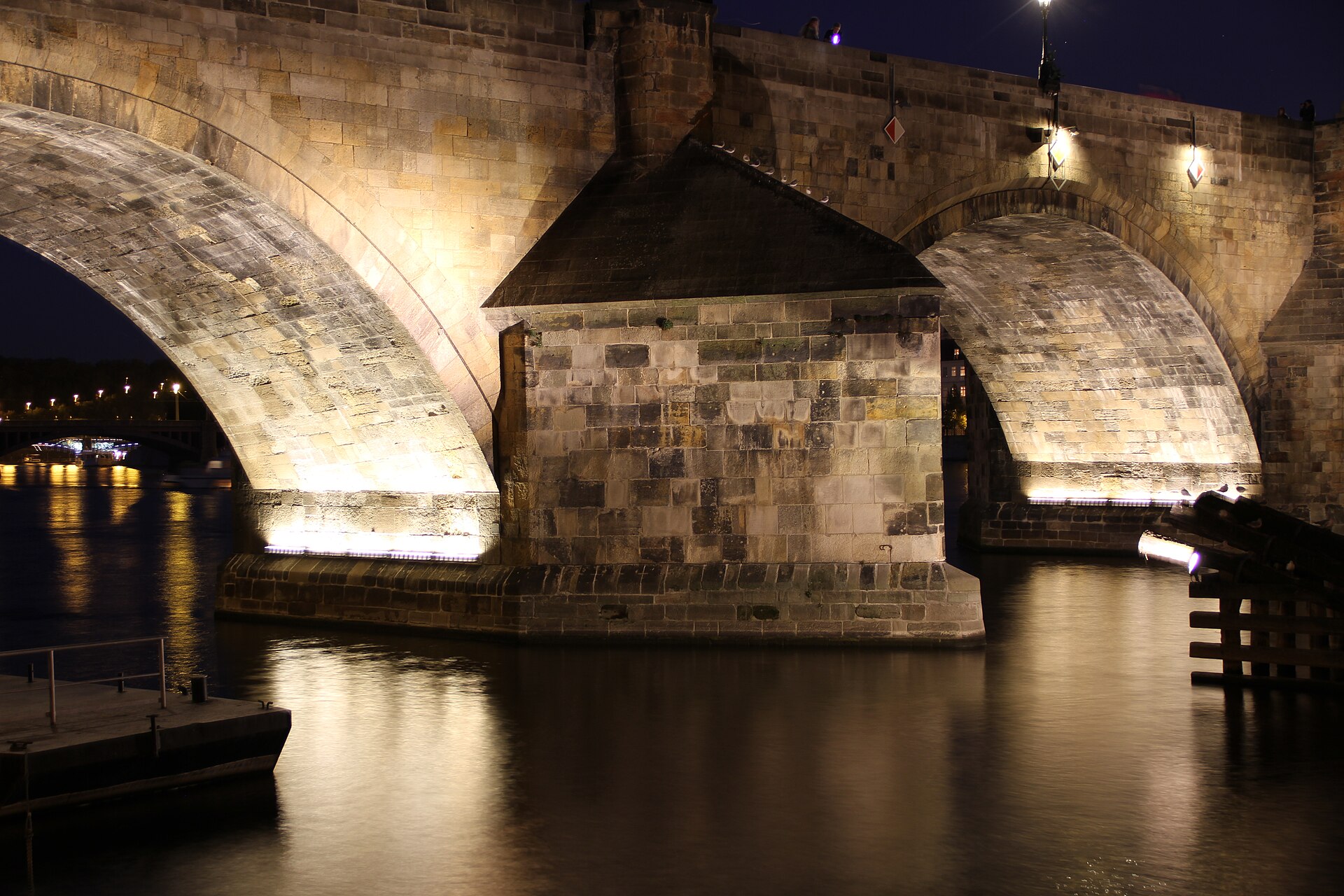 Praha. Karlův most. View from Na Kampě quay